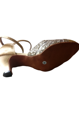 Gold Latin rhythm dance shoes with glitter detailing.