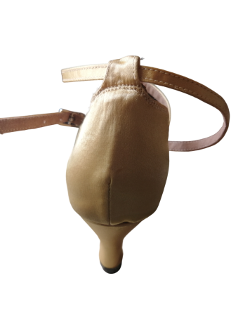 Gold Latin rhythm dance shoes with glitter detailing.